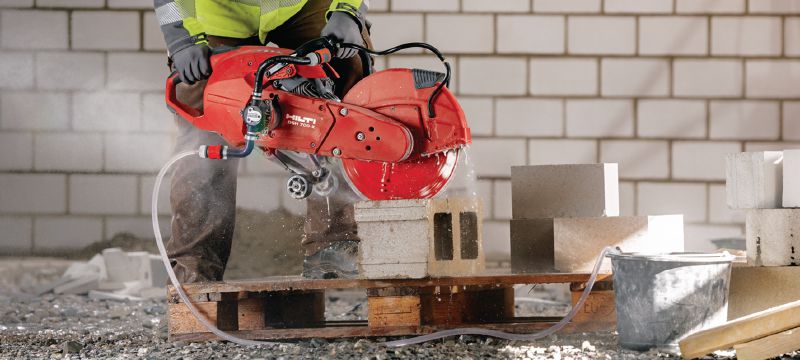 DSH 700-X Petrol saw Versatile rear-handle 70 cc petrol saw with auto-choke – cutting depth up to 125 mm Applications 1